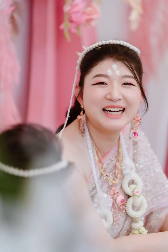 เจ้าสาวยิ้มในชุดไทยระหว่างพิธีแต่งงานช่วงเช้า