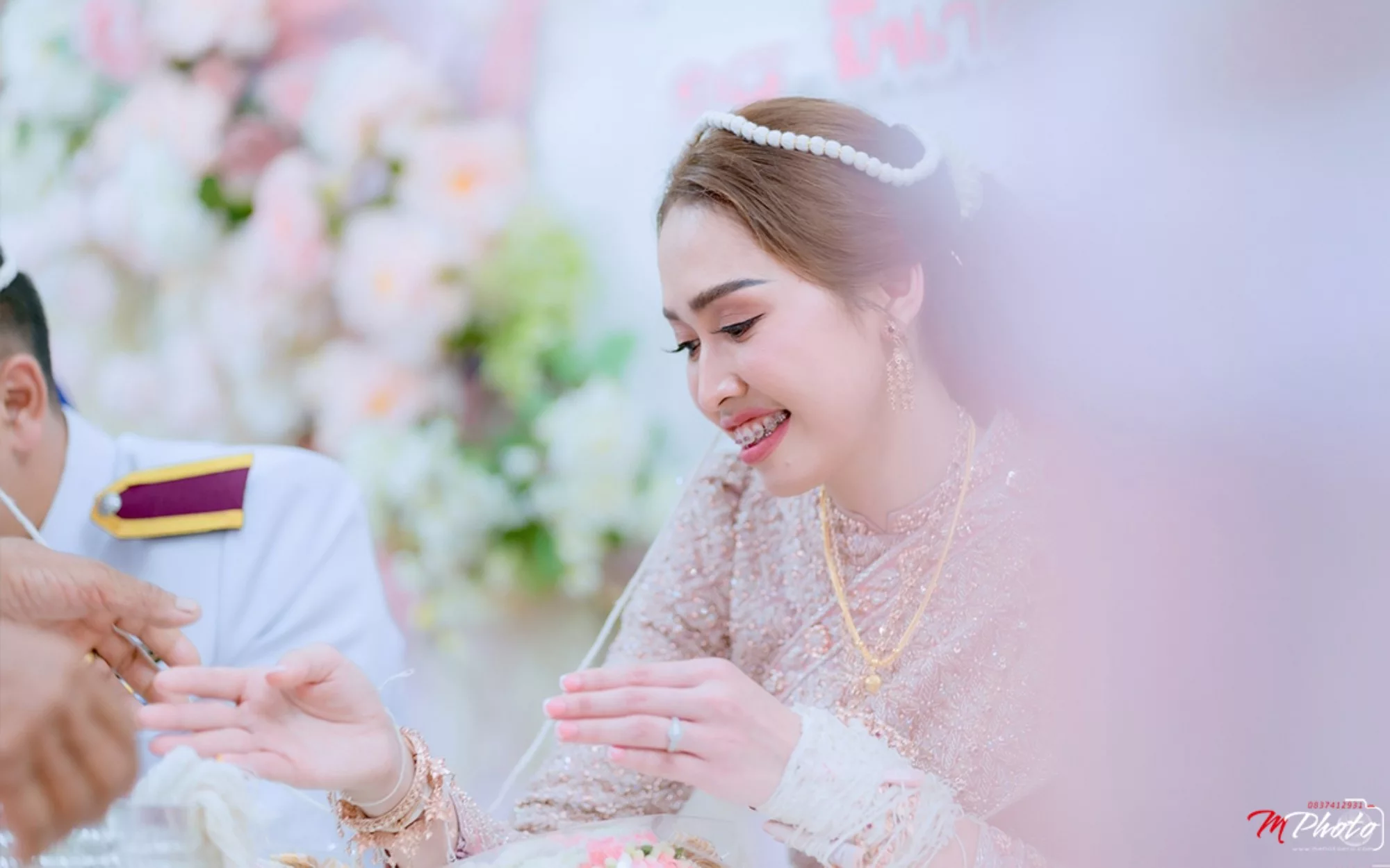 ครอบครัวร่วมแสดงความยินดีกับคู่บ่าวสาว