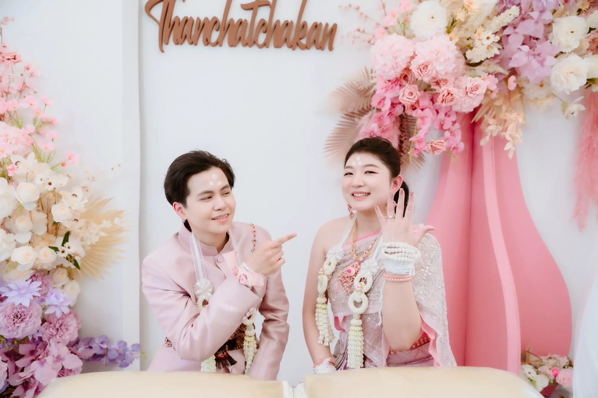 คู่บ่าวสาวในภาพงานแต่งบุรีรัมย์ที่อบอุ่นและเป็นธรรมชาติ