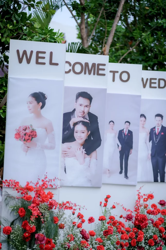 คู่บ่าวสาวยิ้มให้กันอย่างเป็นธรรมชาติ