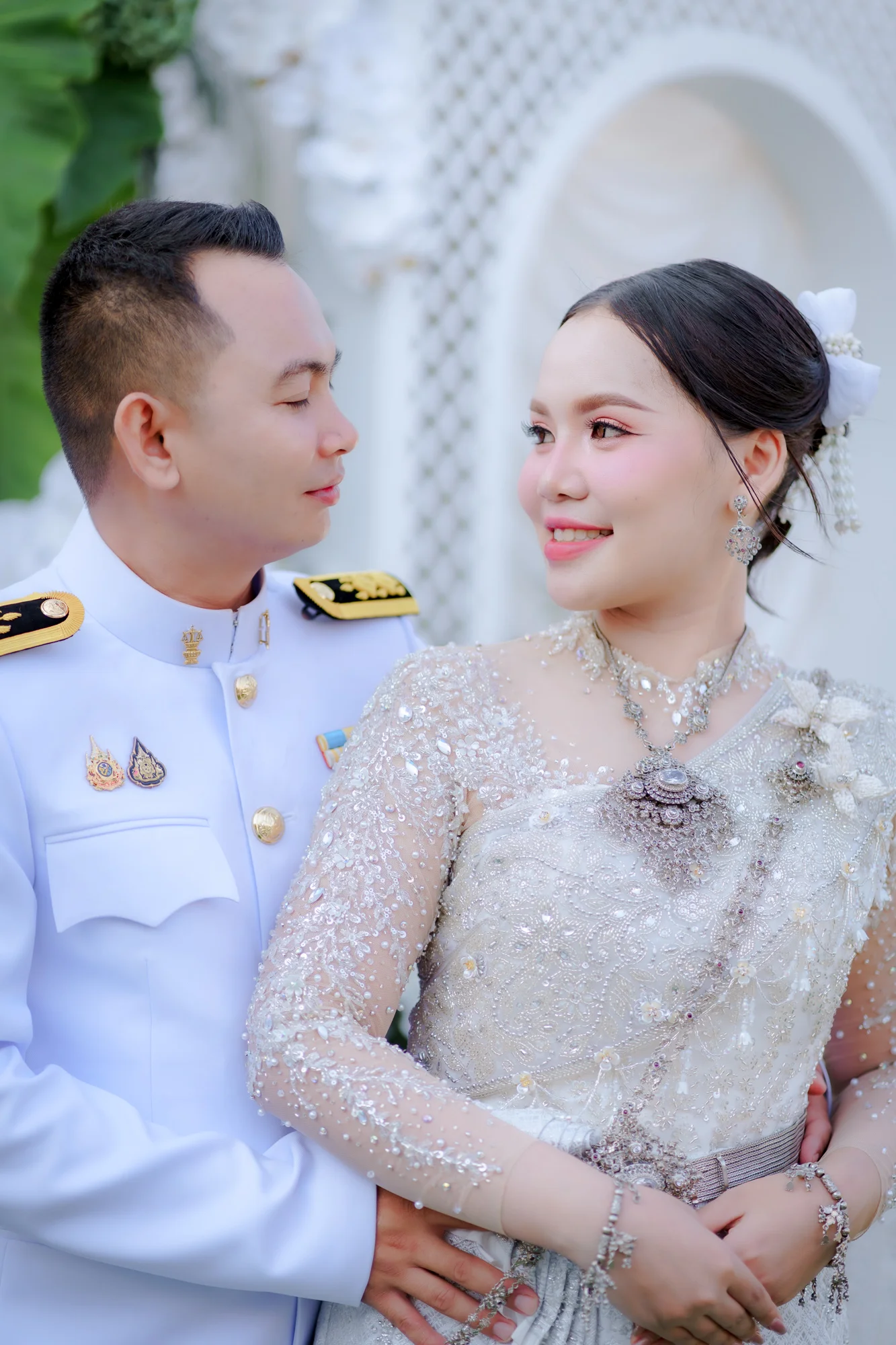 รายละเอียดชุดแต่งงานและเครื่องประดับของเจ้าสาว