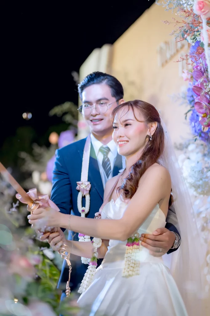 แขกร่วมฉลองในบรรยากาศงานแต่งยามค่ำ