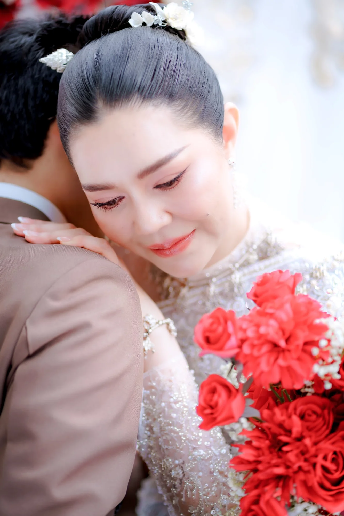 คู่บ่าวสาวเดินร่วมกันอย่างเป็นธรรมชาติ