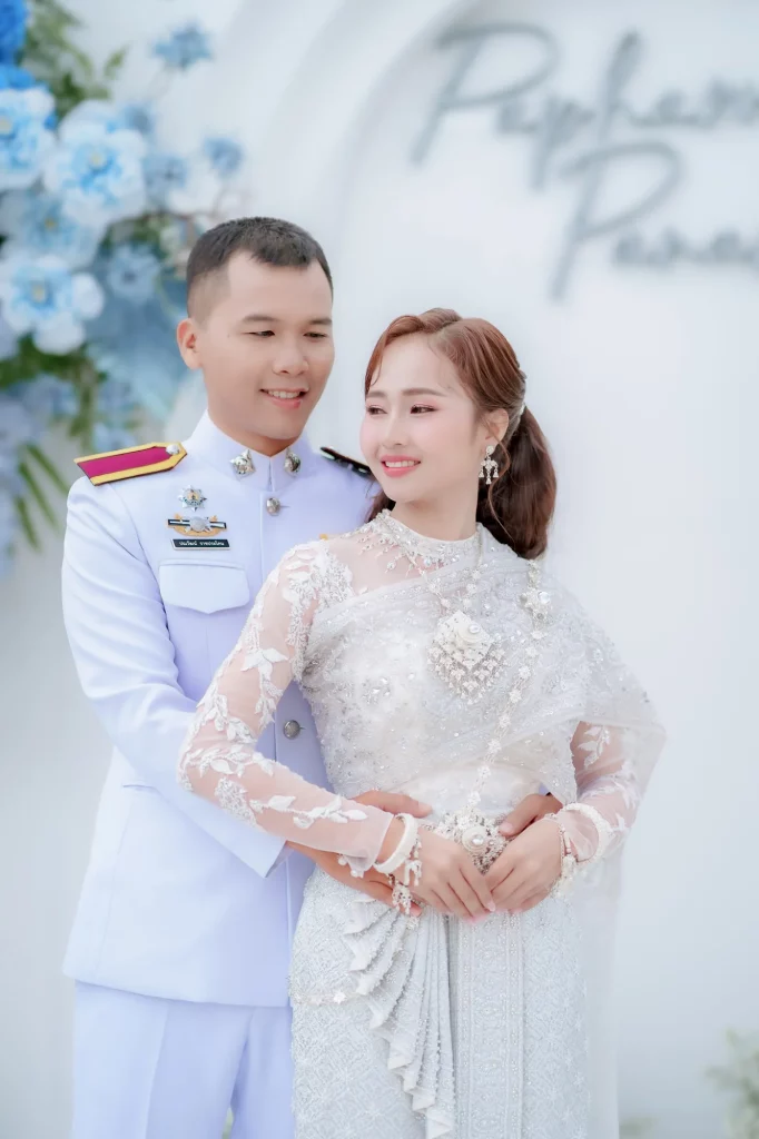 เพื่อนเจ้าบ่าวและเพื่อนเจ้าสาวร่วมถ่ายภาพ