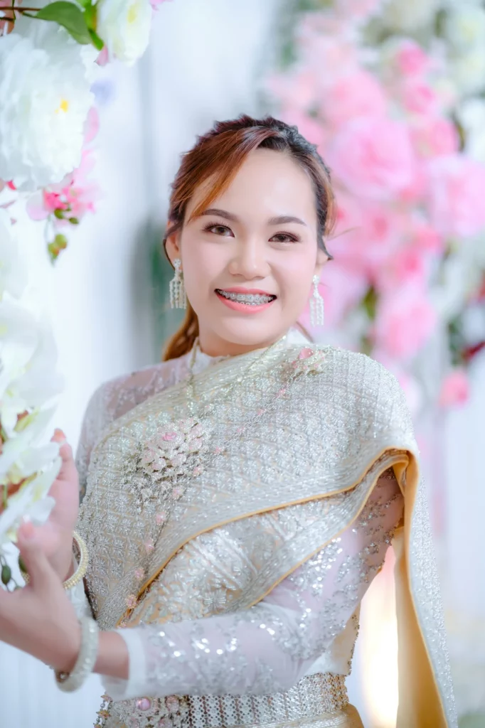 คู่บ่าวสาวยิ้มร่วมกันในภาพวันแต่งงาน