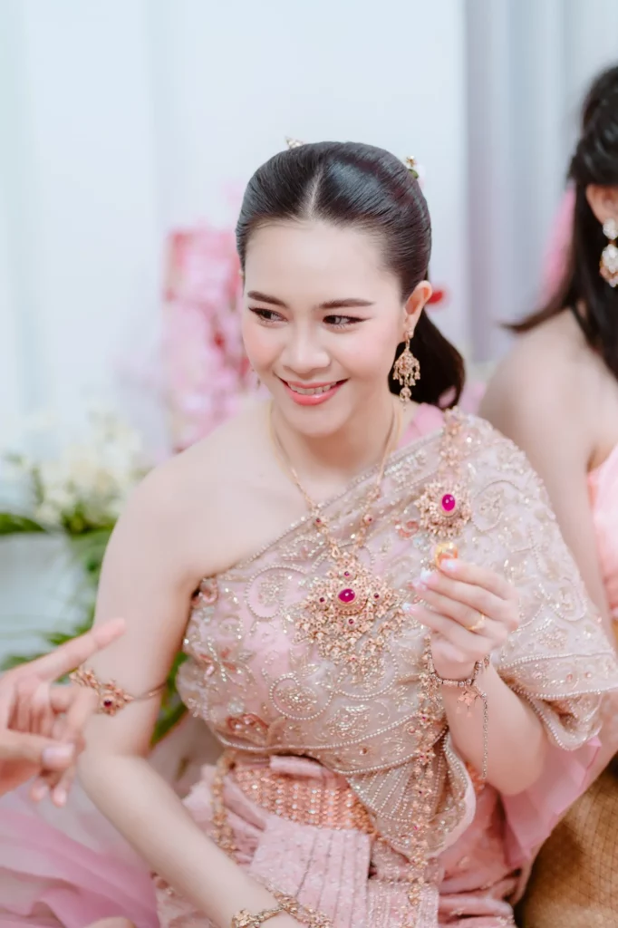 คู่บ่าวสาวหัวเราะร่วมกันอย่างเป็นธรรมชาติ
