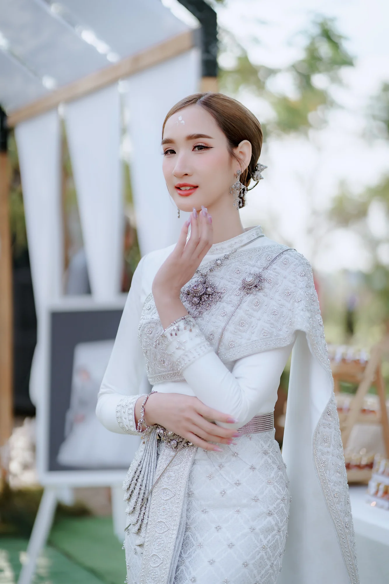 โมเมนต์อบอุ่นระหว่างคู่บ่าวสาวและผู้ใหญ่