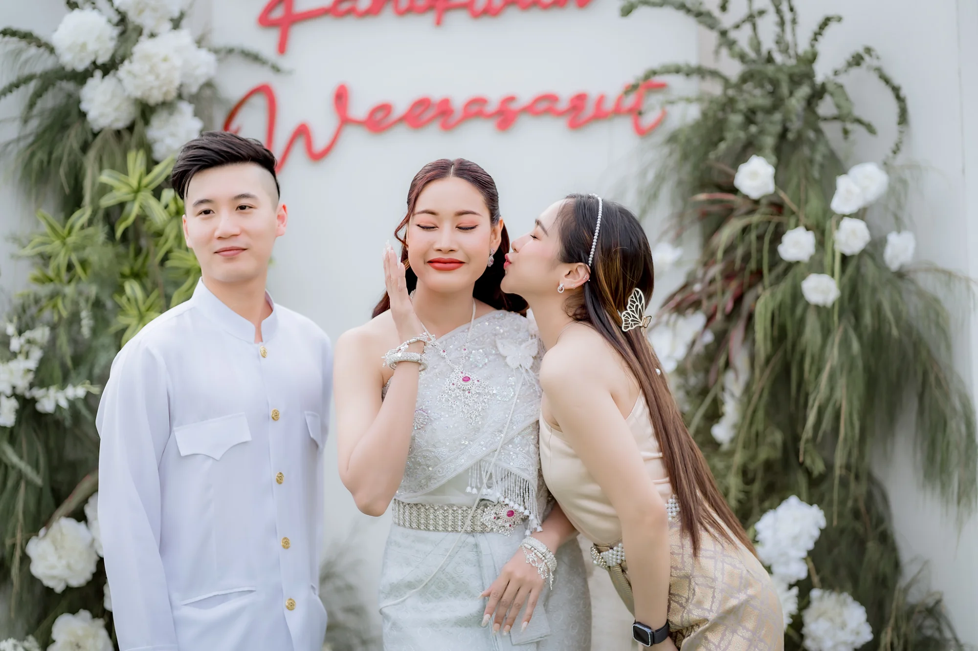เจ้าบ่าวและเจ้าสาวยืนถ่ายภาพร่วมกัน