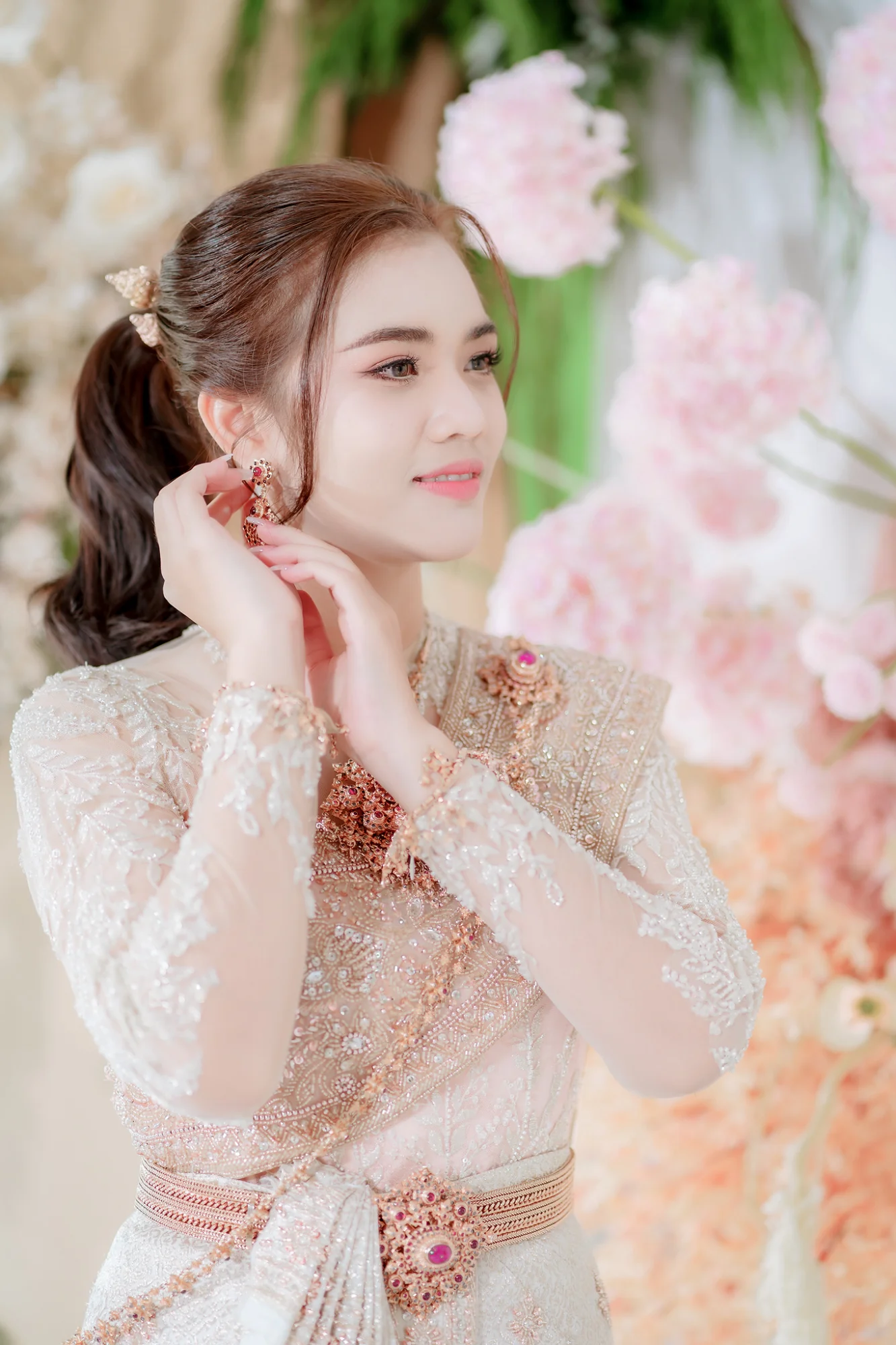 แขกร่วมฉลองกับคู่บ่าวสาวในงานแต่ง
