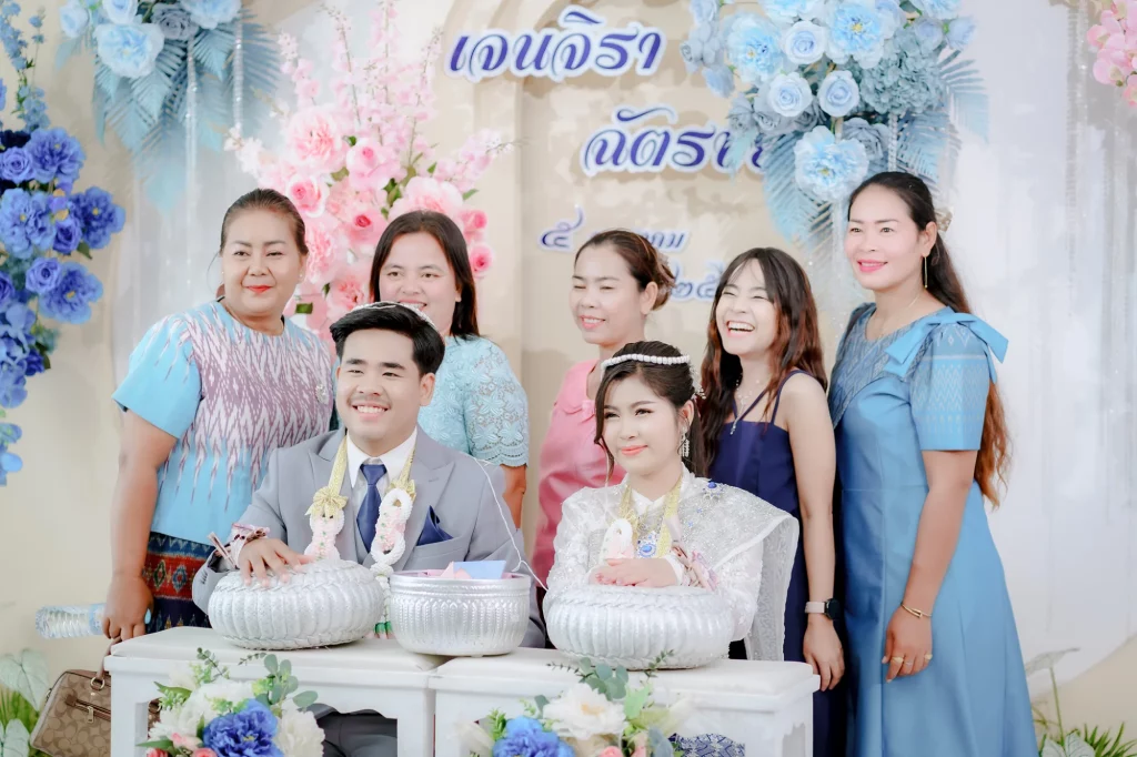คู่บ่าวสาวถ่ายภาพร่วมกับครอบครัวและแขกในวันแต่งงาน