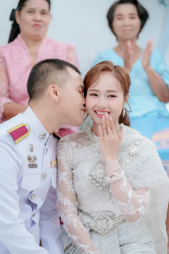 ครอบครัวและคู่บ่าวสาวในภาพที่อบอุ่น