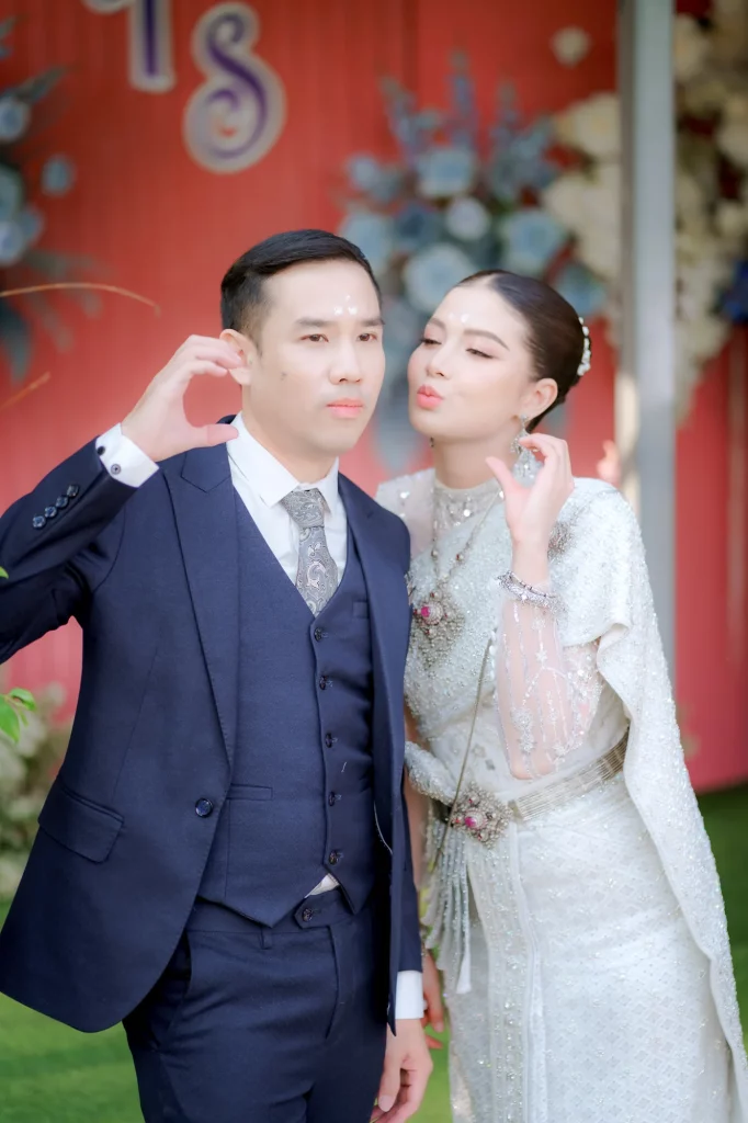 คู่บ่าวสาวยืนถ่ายภาพในท่าทางเรียบง่าย