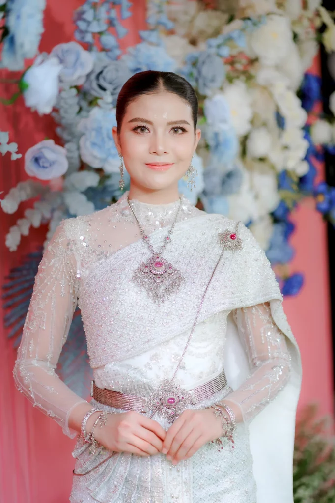 เจ้าสาวเตรียมตัวอย่างผ่อนคลายก่อนเริ่มพิธี