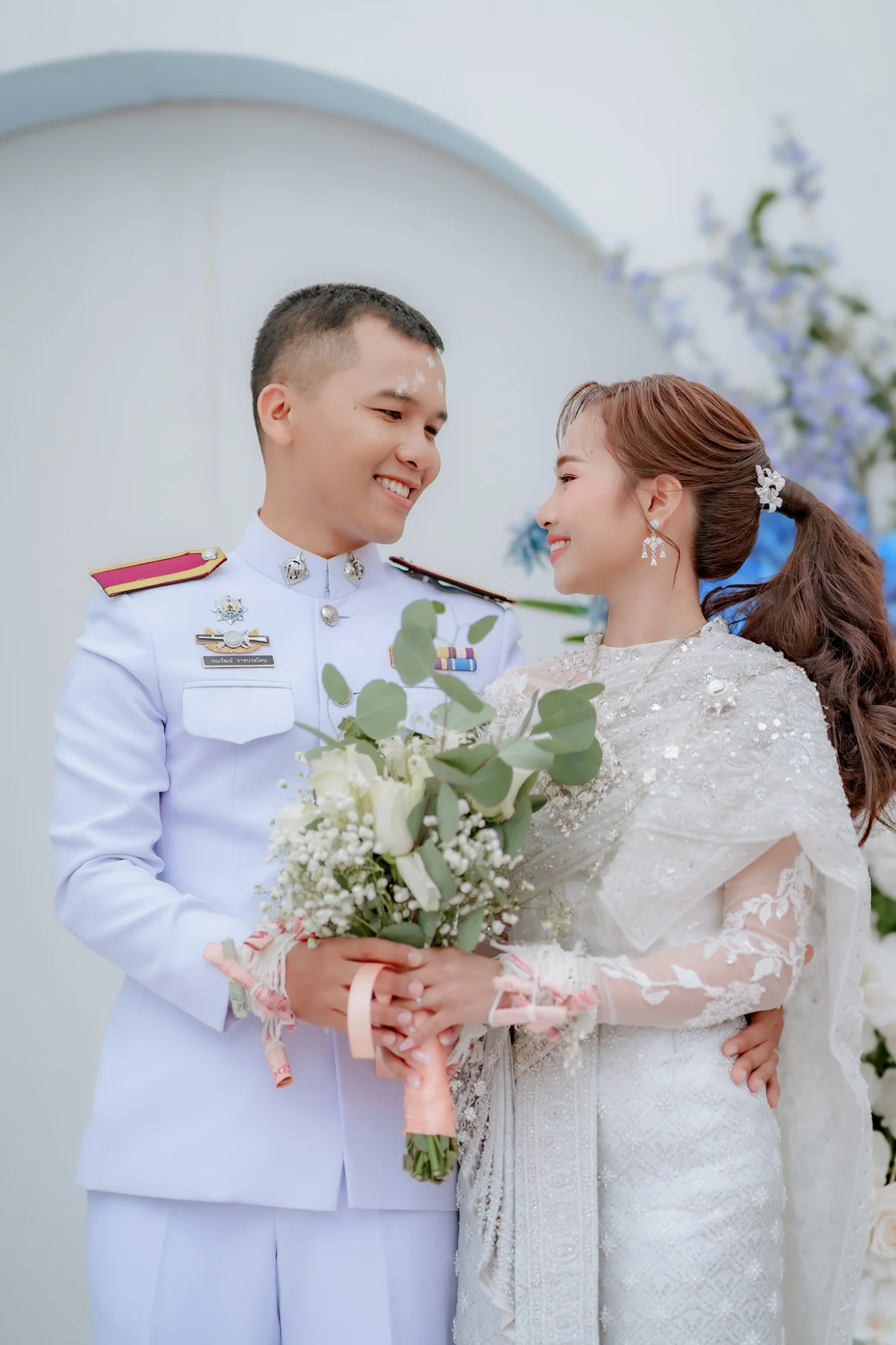 คู่บ่าวสาวพูดคุยกับช่างภาพก่อนวันงาน