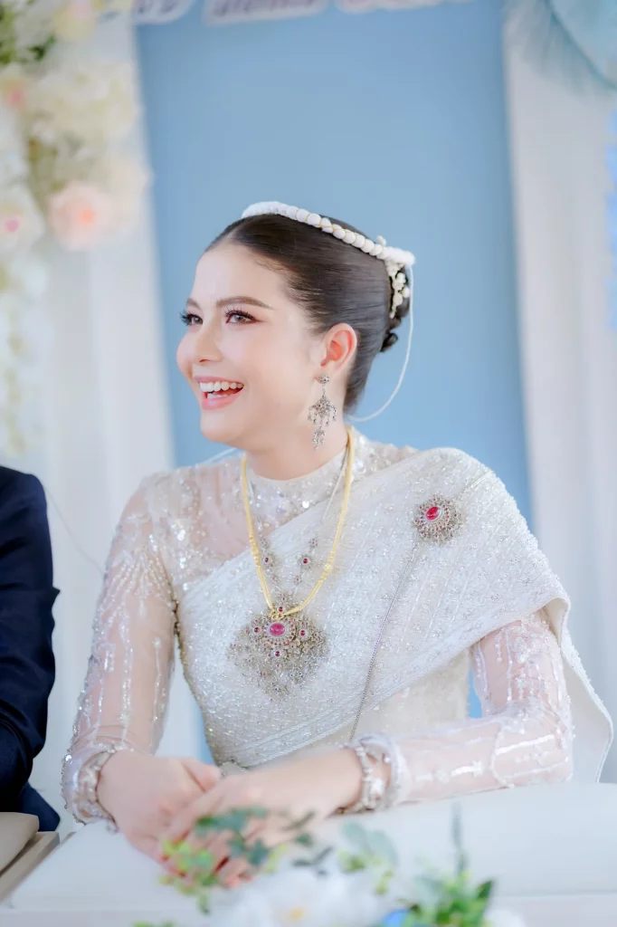 ทีมช่างภาพเตรียมอุปกรณ์สำหรับพิธีแต่งงาน