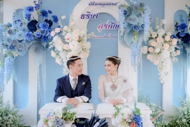 คู่บ่าวสาวพูดคุยรายละเอียดก่อนเลือกจ้างช่างภาพงานแต่ง