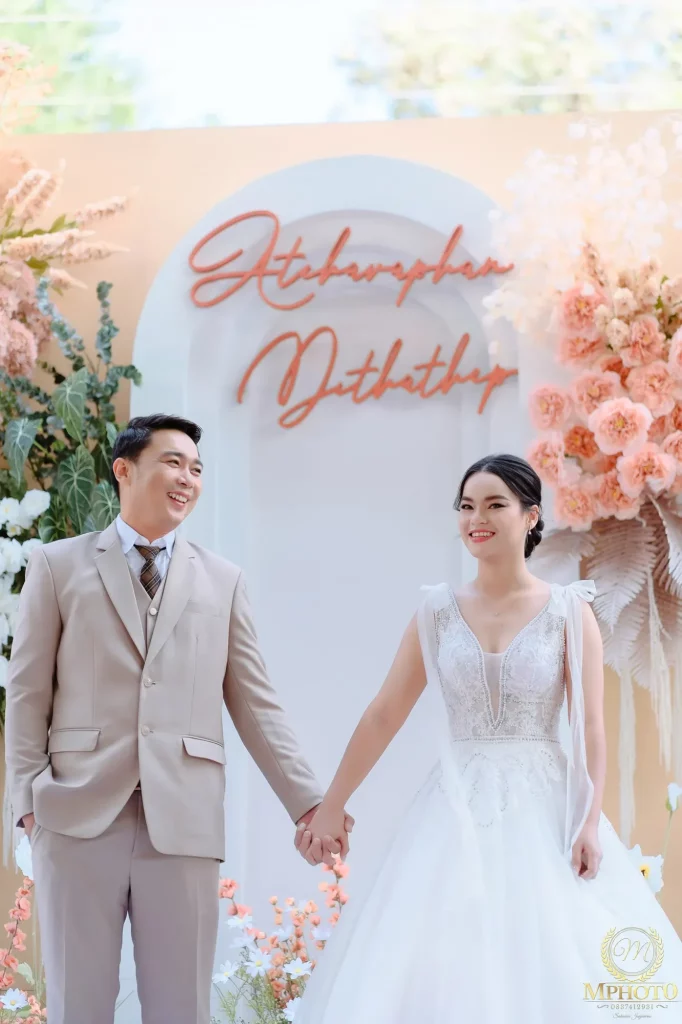 คู่บ่าวสาวปรึกษารายละเอียดการถ่ายภาพก่อนวันงาน