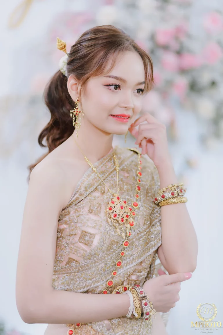เจ้าสาวยิ้มในชุดไทยระหว่างพิธีแต่งงานช่วงเช้า